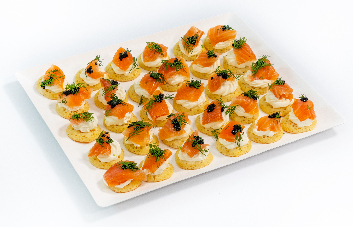 Blinis au Saumon Fumé Maison & œuf tobiko (30 pièces)