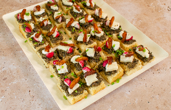 Bruschetta à la Tapenade, Brevis, Radis et Abricots Secs - 30 pièces