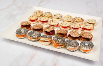 Mini Bagels – Plateau 24 Pièces – Saumon, Poulet, Pastrami & Légumes