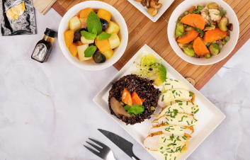 Poulet citronné, lait de coco & riz noir aux légumes - Plateau repas Jardins Signature