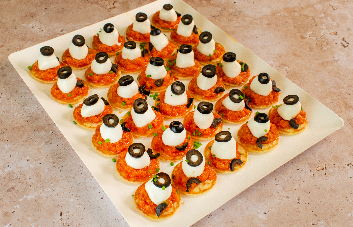 Blinis au Pesto Rouge, Mozzarella & Olives Noires - 30 Pièces