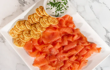 Planche de Saumon Fumé Maison avec Blinis & Sauce à l’Aneth